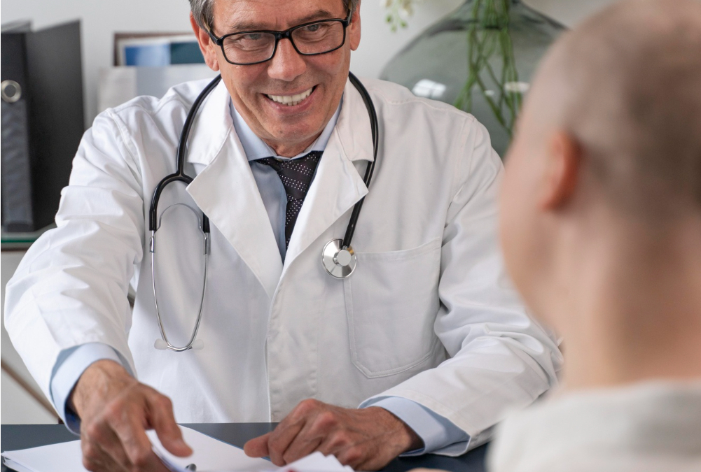 Médico sorrindo para paciente