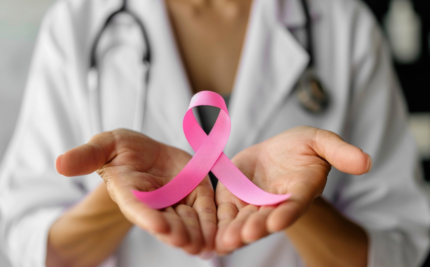 Fita cor de rosa, símbolo do mês dedicado a oncologia feminina