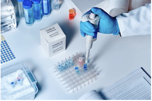 Médico coletando amostras de exames