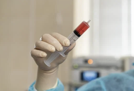 Médica segurando uma seringa